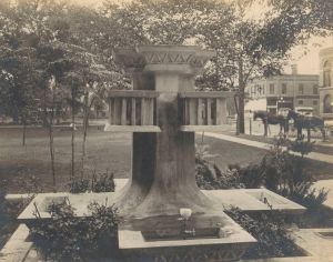Walter Burley Griffin. Clark Memorial Fountain, Grinnell, Iowa [1910]. National Library of Australia, Eric Milton Nicholls Collection, vn-3673470.